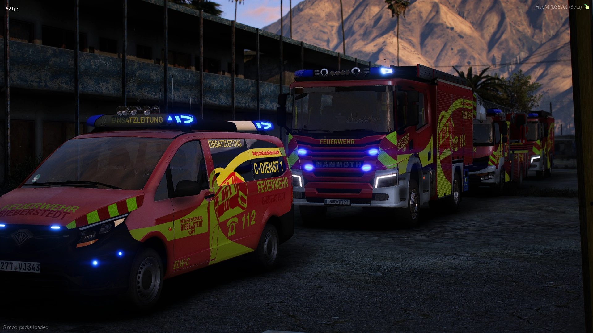 Fahrzeughalle mit Einsatzkleidung und Feuerwehrfahrzeug